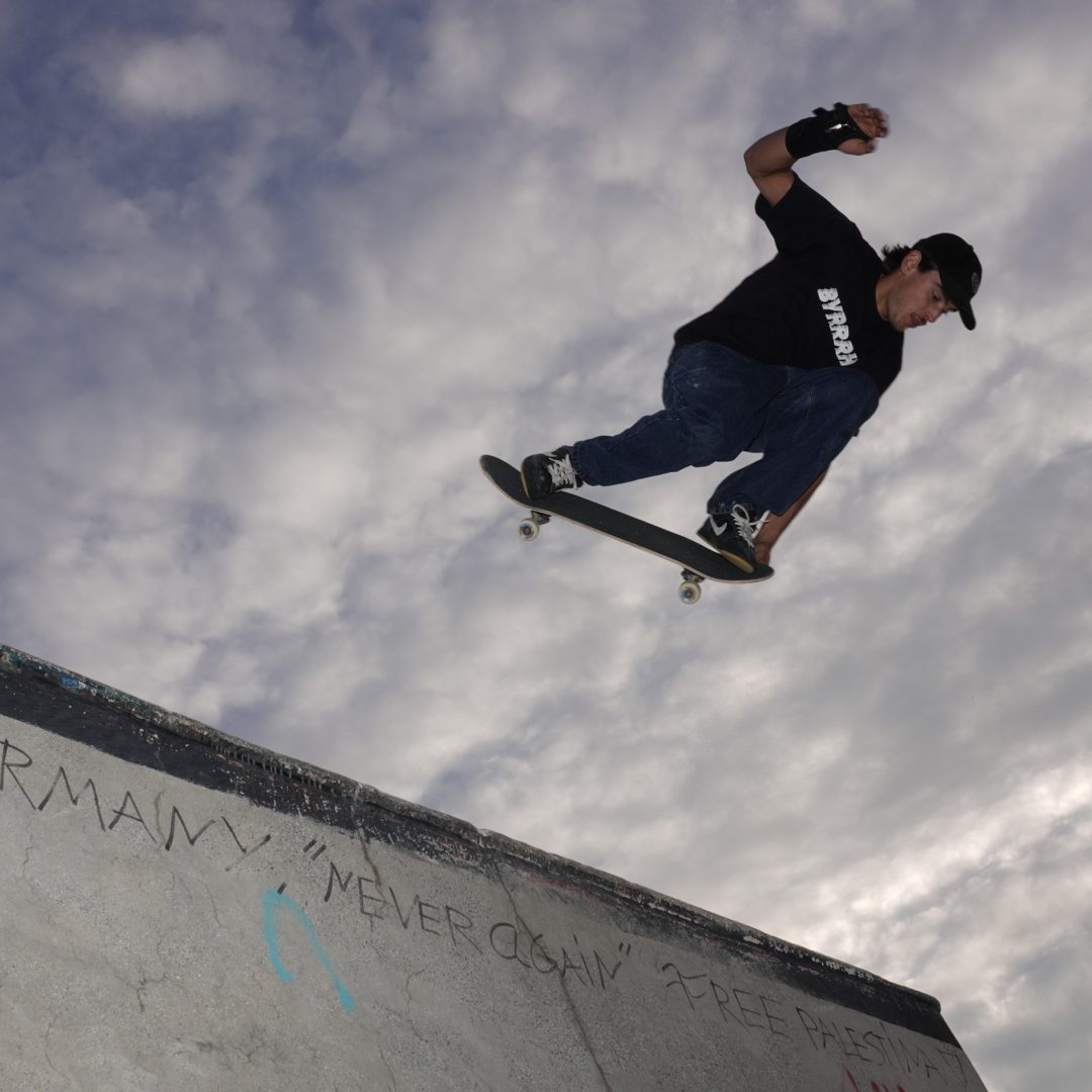 Skater die in de lucht vliegd op zijn plank